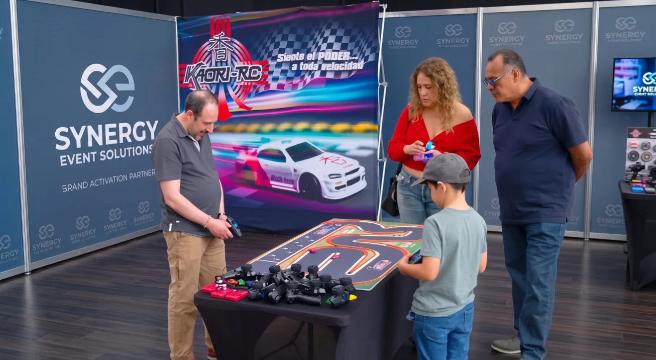 Activación de marca con pista de carreras de radio control en un stand de evento, con familia participando