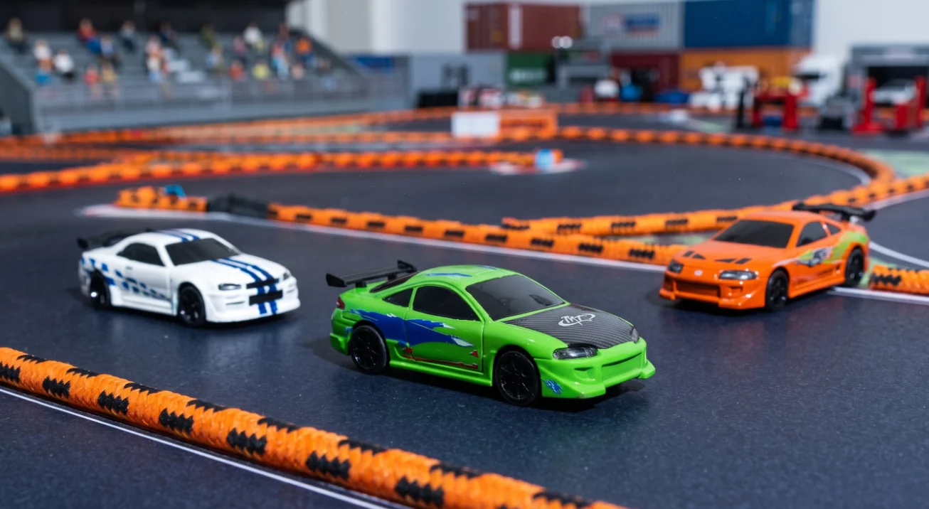 Autos de radio control personalizables en la pista, listos para una activación de marca
