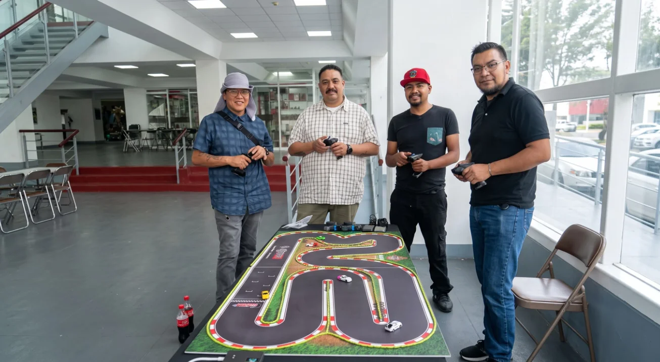 Equipo de trabajo celebrando durante carreras de autos de radio control para empresas