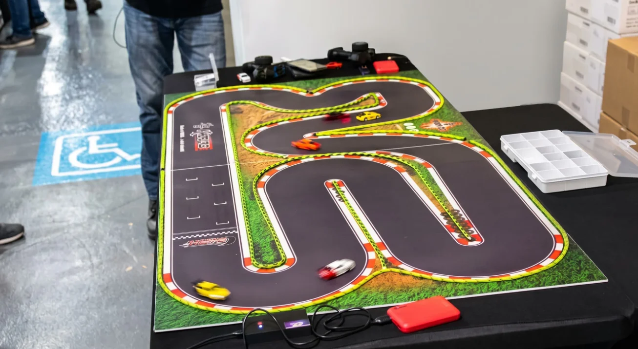 Autos de radio control escala 1:76 en la pista de carreras