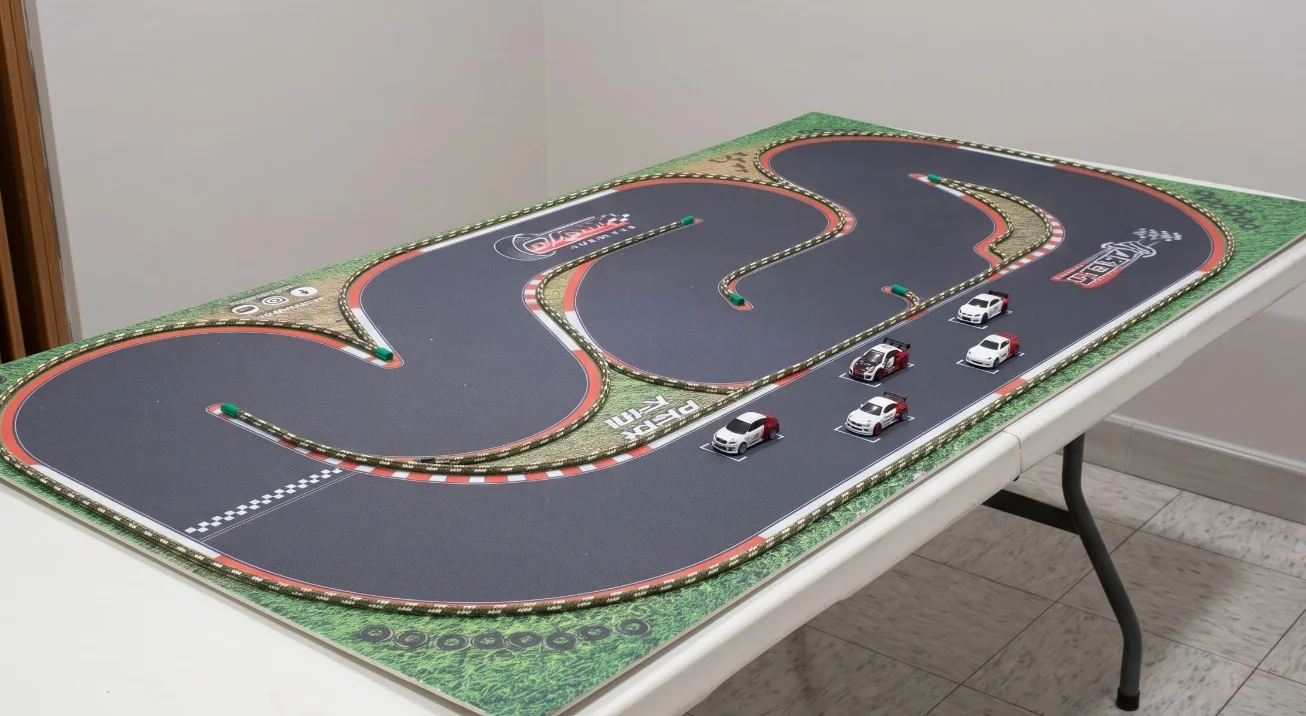 Pista de carreras para eventos armada sobre una mesa plegable, lista para transportar