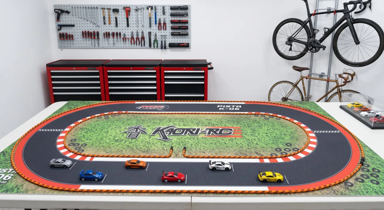 Pista de carreras de radio control lista para la acción